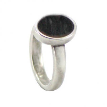 Qoss Ring Door Ovale Zwarte Steen